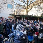 Adventzauber unter zwei Kirchtürmen