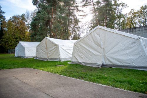 Das Hin und Her um die Zelte bei der Polizeischule in Feldkirch sorgte im Herbst für Aufsehen. Schließlich wurden sie abgebaut.  VN/Rhomberg