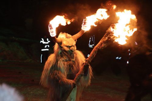 Das Markenzeichen der Klostner Krampusse sind die brennenden Hörner.  MEk