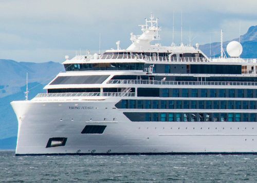 Das Schiff wurde teilweise beschädigt, auch mehrere Fenster gingen zu Bruch.  AFP