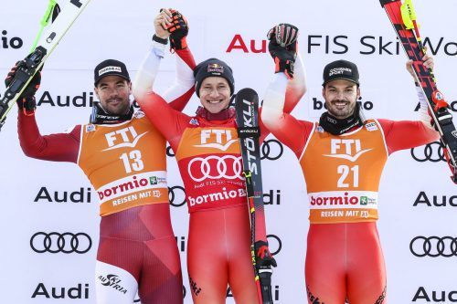 Das Siegerbild nach dem Super G mit dem zweitplatzierten Vincent Kriechmayr, Sieger Marco Odermatt und dessen Landsmann Loic Meillard. gepa
