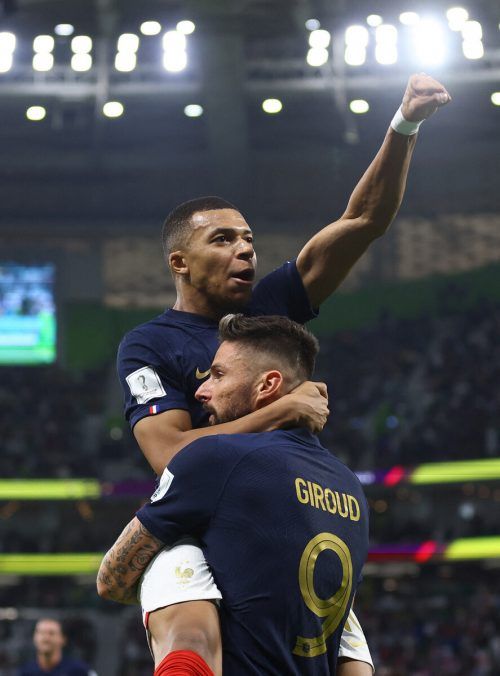 Das Sturmduo Olivier Giroud (r.) und Kylian Mbappé dominiert die WM. Reuters/McKay