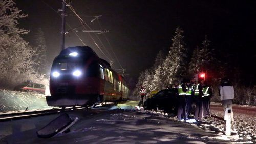 Das Unfallfahrzeug kam nur wenige Meter vom Bahngleis der Montafonerbahn entfernt zum Stehen.  Shourot