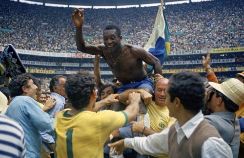 Das wohl berühmteste Bild von Pelé: Nach dem 4:1-Sieg im WM-Finale im mexikanischen Aztekenstadion am 21. Juni 1970 wird „O Rei“ von seinen Teamkollegen auf Schultern getragen und gefeiert. ap