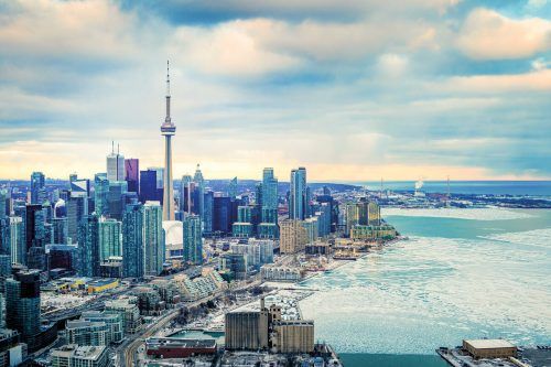 Den besten Ausblick auf die Stadt hat man vom CN Tower aus. Mit 553 Metern Höhe ist er eines der höchsten Gebäude Kanadas. Shutterstock