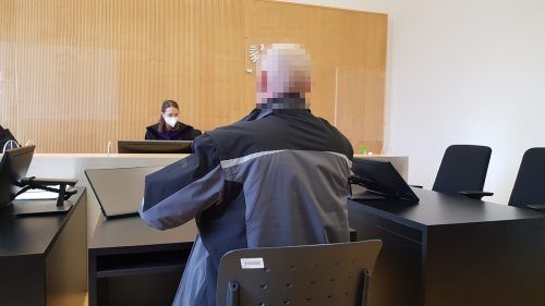 Der Angeklagte lehnte das Angebot, durch eine Therapie der Strafe entgehen zu können, vor Gericht ab.  Eckert