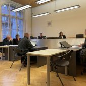 Den Nachbarn mit der Axt bedroht
