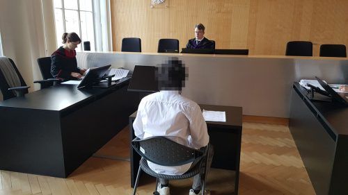 Der Angeklagte wollte den Führerschein mit Erspartem finanzieren, seine Drogensucht hingegen mit Diebstahl.  eckert