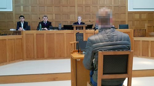 Der Angeklagte wurde zu einer teilbedingten Haftstrafe verurteilt.  Eckert