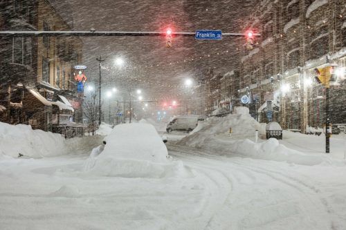 Der Blizzard begrub in Buffalo Autos unter sich. Dort stieg die Zahl der Toten auf 27.  AFP