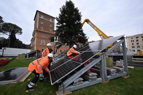 Der Christbaum in Rom wird heuer erstmals mit Sonnenkollektoren beleuchtet.  AFP