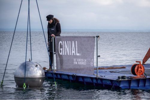 Der Gin sollte 100 Tage im Bodensee lagern.  fishgroupgmbh