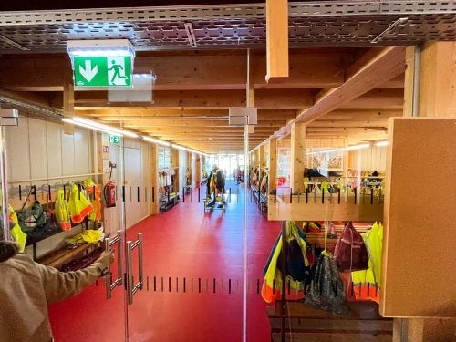 Von innen sieht man dem Holzbau seine Containerstruktur kaum an. 