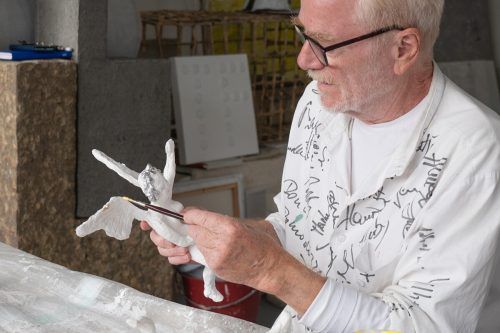 Der Künstler Tone Fink modellierte zwei unterschiedliche Engel. t. fink