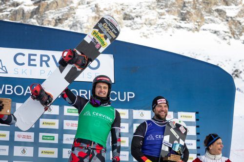 Der Montafoner Alessandro Hämmerle bejubelt nach einer sehenswerten Leistung seinen 15. Weltcuperfolg, seinen ersten in Cervinia. Rechts von ihm der drittplatzierte Martin Nörl. FIS-Pierre Lucianaz