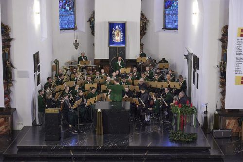 Der Musikverein Bildstein freute sich über viele Gäste beim Kirchenkonzert. Marion Abbrederis begeisterte als Solistin, Obmann Michael Lenz begrüßte die Gäste. nam/3