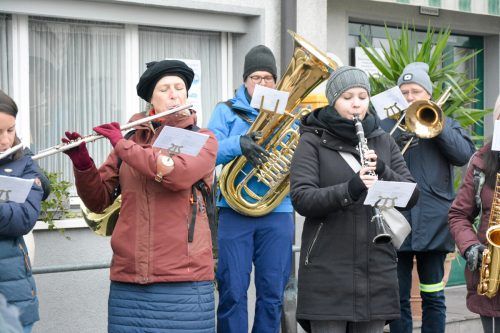 Der Musikverein Concordia spielte weihnachtliche Stücke für die Bevölkerung. bvs (3)