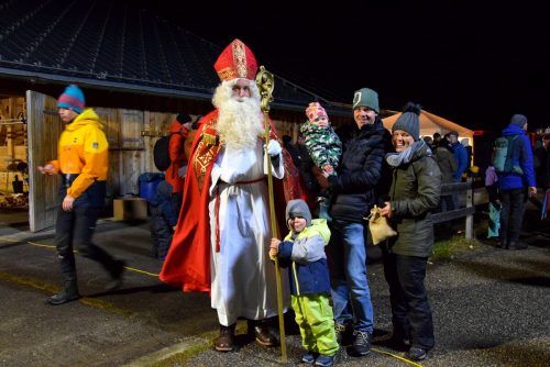 Der Nikolaus begegnete der Familie Christian und Andrea Kegele mit den Kindern Linus und Annalena. SCO