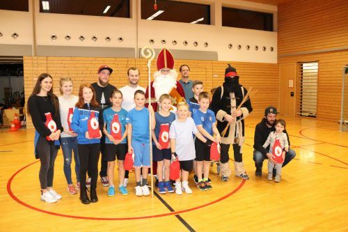 Der Nikolaus beschenkte die zahlreich erschienenen Sportler, Trainer und sonstigen Vereinsmitglieder. Verein