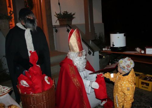 Der Nikolaus brachte jedem Kind ein Säckchen.