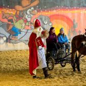 Nikolaus kam mit Kutsche in Reithalle