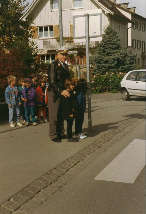 Der Polizist erklärte vielen Kindern die Gefahren, die auf der Straße lauern.  