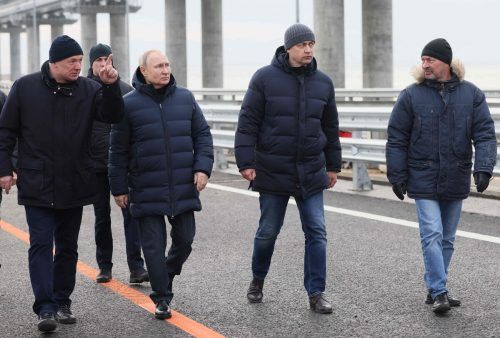 Der russische Staatschef Wladimir Putin hat die im Oktober teilweise zerstörte Brücke zur Halbinsel Krim besucht. SPUTNIK / AFP