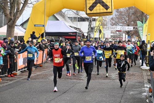 Der Schweizer Luca Hilbert (Bildmitte Nummer 923) sorgte mit seiner Siegerzeit von 37:41,3 Minuten für einen neuen Streckenrekord beim 24. Altacher Silvesterlauf. Veranstalter