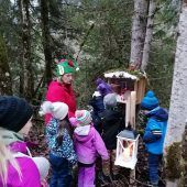 Wichtel verstecken sich im Wald