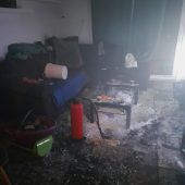 Mutter flüchtet mit Kind vor Feuer