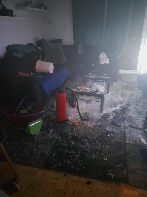 Der Zustand des Wohnzimmers im Mehrparteienhaus, nachdem der Brand gelöscht war.  feuerwehr bludenz