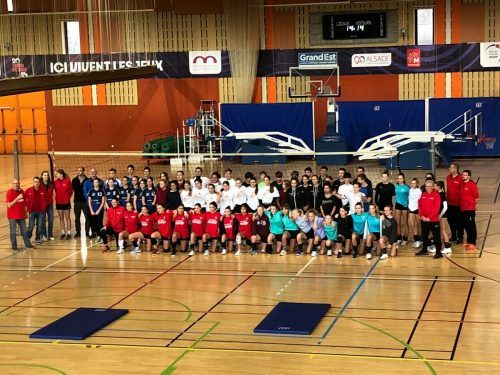 Die 64 Aktiven und die Trainer aus den vier Staaten. 