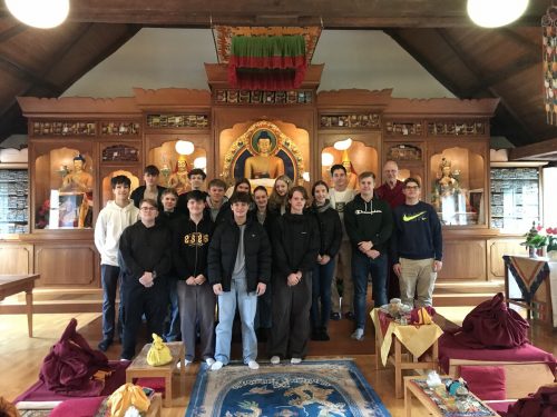 Die 7a-Klasse besuchte kürzlich das einzige buddhistische Kloster Vorarlbergs, den Letzehof in Frastanz-Fellengatter. i.plattner