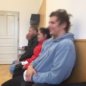 Mit Schneebällen gegen Polizeiformation