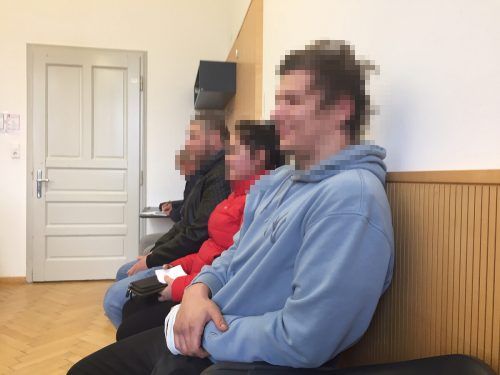 Die Angeklagten (rechts und zweiter von links) am Freitag bei der Verhandlung am Landesgericht Feldkirch.  vn/gs