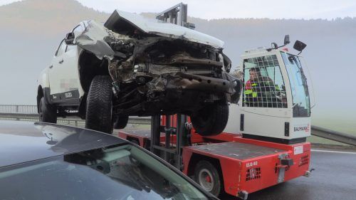 Die Autos wurden bei dem Unfall auf der Bregenzerwaldstraße schwer demoliert.  Maurice Shourot