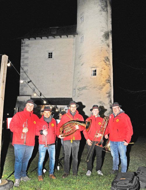 Die beliebte Tradition des Weihnachtsblasens beim Harder Schlössle wird am 21. Dezember fortgeführt.  AJK