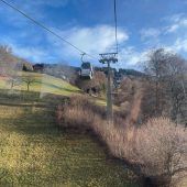 Grüne Flur und weiße Trassen in Vorarlberg