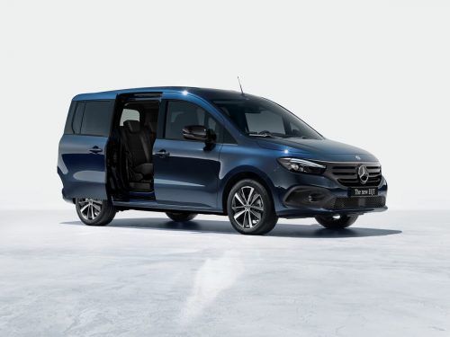 Die elektrische T-Klasse von Mercedes steht in den Startlöchern. Der EQT genannte Ableger des Hochdachkombis ist zunächst in der 4,50 Meter langen Variante mit fünf Sitzen zu haben. Ein Langversion (4,90 Meter) und sieben Sitzen folgt später. Für den Vortrieb sorgt ein 122 PS starker E-Motor mit einem Maximaldrehmoment von 245 Newtonmetern. Der Akku mit 45 kWh ist für eine Reichweite von 282 Kilometern gut.