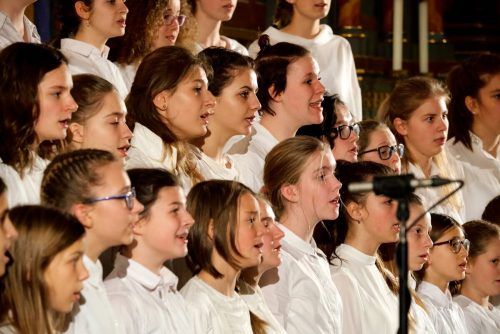 Die erste Klasse hat ihr eigenes Weihnachtskonzert am 21. Dezember in der Pfarrkirche Oberdorf. Schule