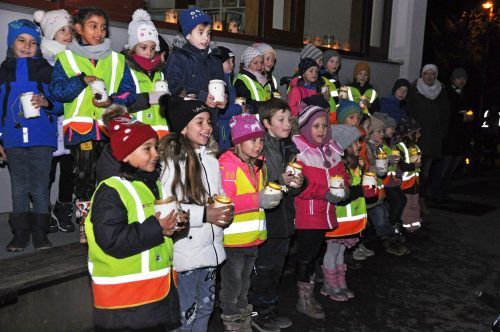 Die Erstklässler sangen nicht nur „Es werde Licht“, sondern hatten auch Laternen mitgebracht.  