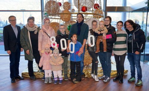 Die Familien von Ella, Aaron und Eldin konnten stellvertretend einen Teil der gesammelten 8000 Euro von Obmann Joe Fritsche, Zimbapark Center-Manager Walter Simma und Marketing-Leiterin Kathrin Mair entgegennehmen. Zimbapark