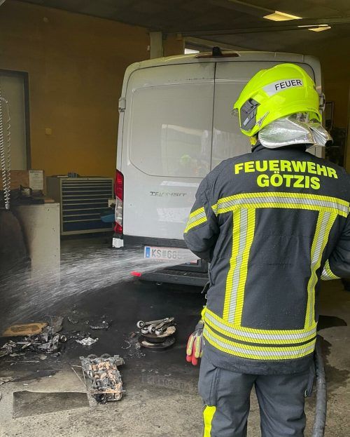 Die Feuerwehr bei den Nachlösch­arbeiten.  feuerwehr Götzis
