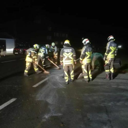 Die Feuerwehr Lingenau übernahm die Absicherung der Unfallstelle und die Fahrbahnreinigung.  Feuerwehr Lingenau