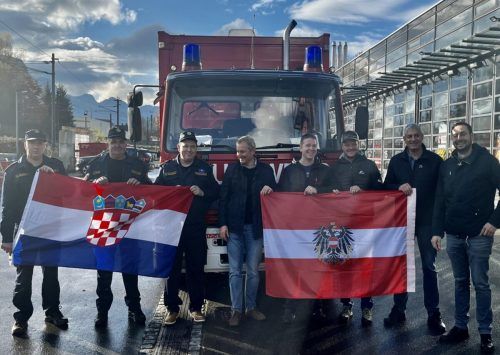 Die Feuerwehrkameraden aus Centingrad und Dornbirn bei der Übergabe des GSF-Fahrzeugs. mima