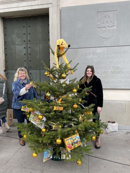 Die Firma Humpeler Erdbau aus Höchst freut sich über den geschmückten Baum. LH