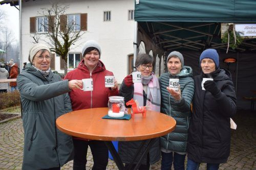 Die Frauenrunde vom Egger Kirchenchor ließ sich den Glühwein schmecken.  ME/5