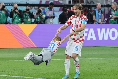 Die Freude war Luka Modric ins Gesicht geschrieben und so wirbelte er, mit der Medaille am Hals, Töchterchen Ema durch die Luft. afp