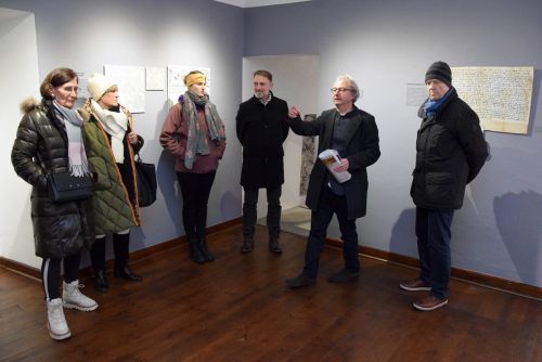 Die Führungen durch das Stadtmuseum – hier mit Architekt Markus Mallin (2. v. r.) – zogen interessiertes Publikum an. sco