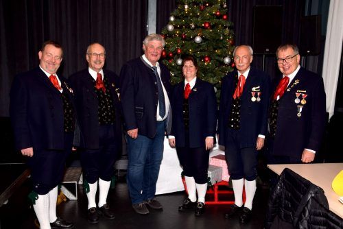 Die Geehrten der Stadtmusik mit Obfrau Doris Tagwerker im Konzert­anschluss im Fohren Center, v. l.: Edgar Fleisch, Otmar Branner, Beirat Mandi Katzenmayer, Willi Burtscher und Werner Spagolla.